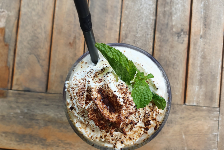 Cappuccino con chocolate y menta